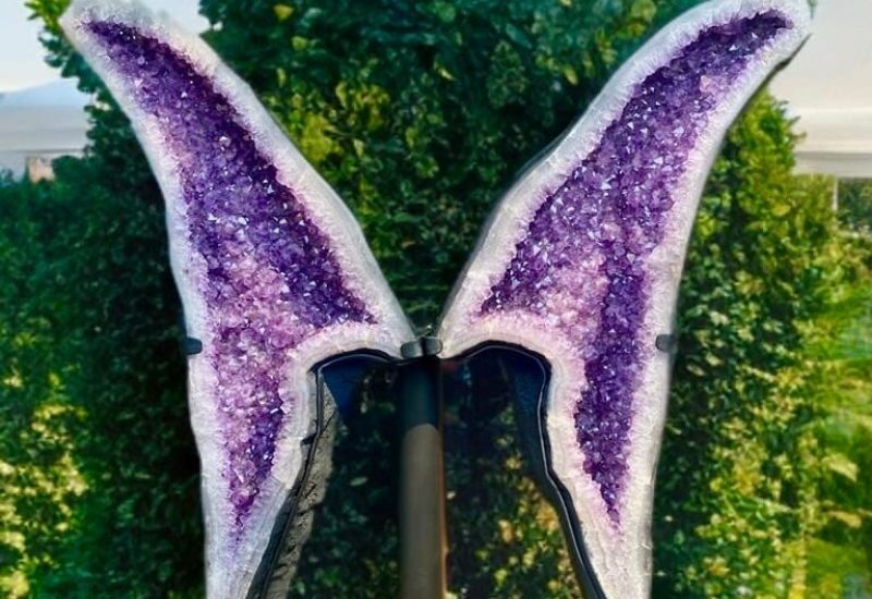 5D6E5B68-6C2A-4798-B8A2-6ADF67FE4702(1) Large amethyst geode on white stone surface